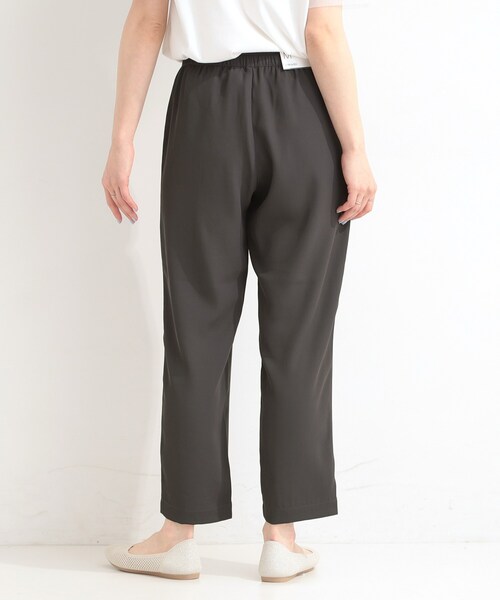 SHOO・LA・RUE（シューラルー）の「【ひんやり/UV/SS-3L/セットアップ可】さらさらぷるん イージーテーパードパンツ（その他パンツ・レディース・ブラック/ベージュ/ブルー/チャコールグレー/ライトイエロー系/モスグリーン/イエロー・10/05/04/03/02/01）」の12枚目の写真