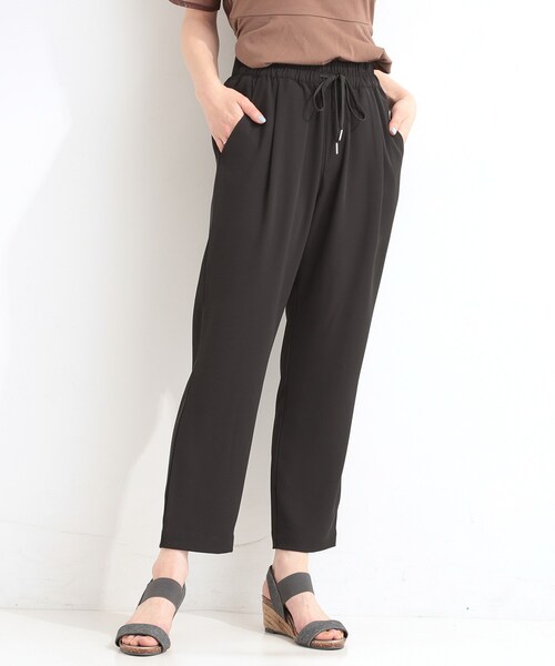 SHOO・LA・RUE（シューラルー）の「【ひんやり/UV/SS-3L/セットアップ可】さらさらぷるん イージーテーパードパンツ（その他パンツ・レディース・ブラック/ベージュ/ブルー/チャコールグレー/ライトイエロー系/モスグリーン/イエロー・10/05/04/03/02/01）」の16枚目の写真