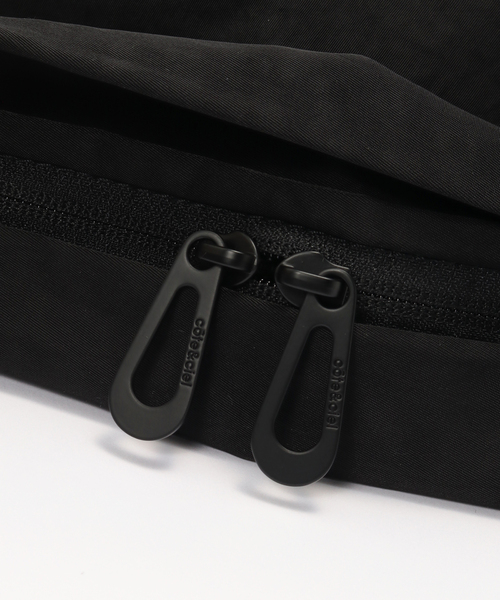 Cote&Ciel（コートエシエル）の「COTE&CIEL ORNE SMOOTH（ボディバッグ/ウエストポーチ・メンズ・ブラック・FREE）」の5枚目の写真