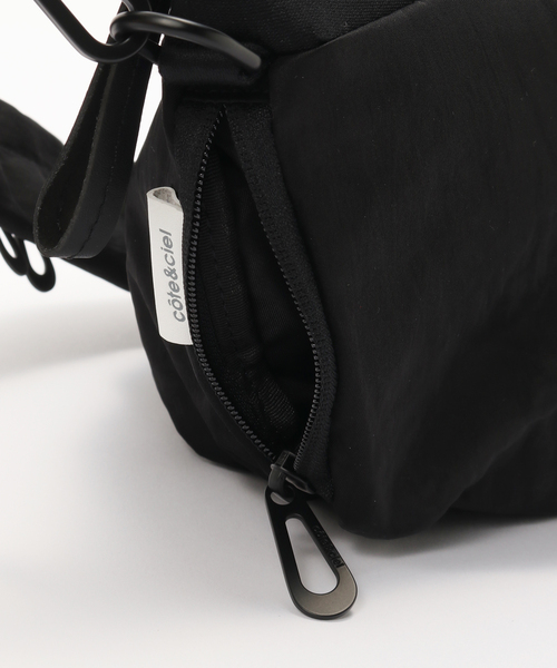 Cote&Ciel（コートエシエル）の「COTE&CIEL ORNE SMOOTH（ボディバッグ/ウエストポーチ・メンズ・ブラック・FREE）」の4枚目の写真