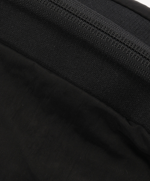 Cote&Ciel（コートエシエル）の「COTE&CIEL ORNE SMOOTH（ボディバッグ/ウエストポーチ・メンズ・ブラック・FREE）」の2枚目の写真