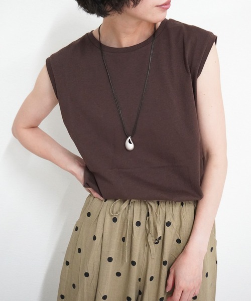 gossara(ゴサラ)の「【1枚あると便利】ラバータグ付きノースリPO(Tシャツ/カットソー・レディース・ホワイト/ブラウン/ライトイエロー/ネイビー・FREE)」の2枚目の写真