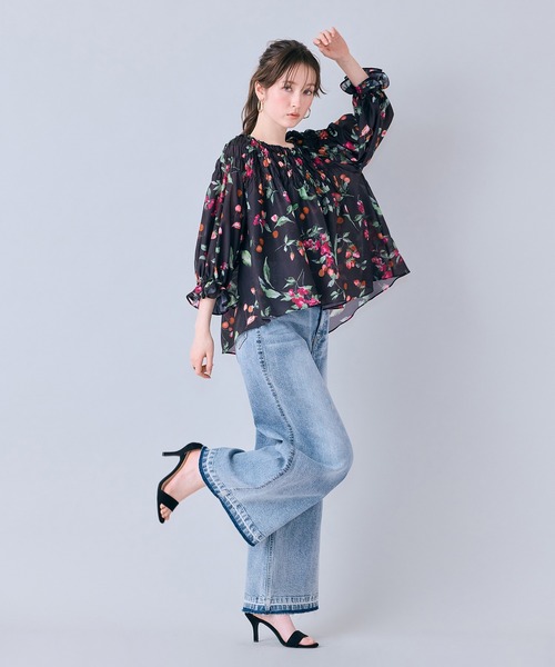 Audie a Muses（オーディアミューズ）の「チェリープリントボリュームブラウス（シャツ/ブラウス・レディース・ブラック/オフホワイト・42/38）」の2枚目の写真
