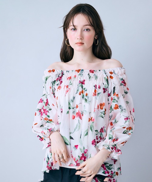 Audie a Muses（オーディアミューズ）の「チェリープリントボリュームブラウス（シャツ/ブラウス・レディース・ブラック/オフホワイト・42/38）」の6枚目の写真
