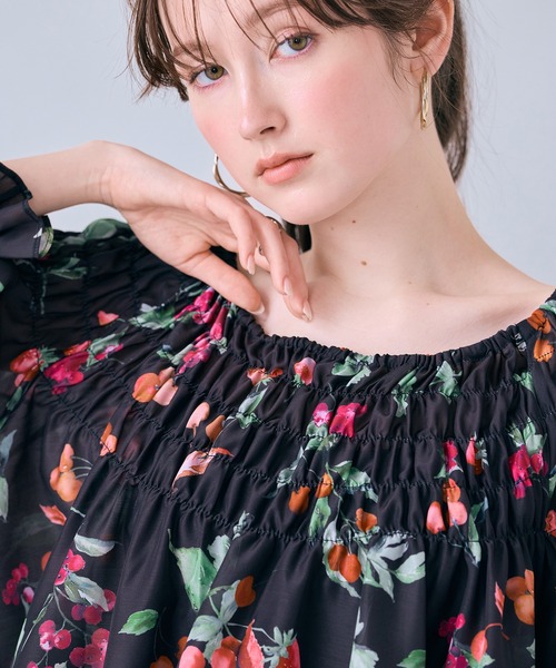 Audie a Muses（オーディアミューズ）の「チェリープリントボリュームブラウス（シャツ/ブラウス・レディース・ブラック/オフホワイト・42/38）」の17枚目の写真