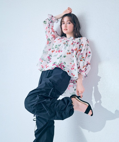 Audie a Muses（オーディアミューズ）の「チェリープリントボリュームブラウス（シャツ/ブラウス・レディース・ブラック/オフホワイト・42/38）」の22枚目の写真