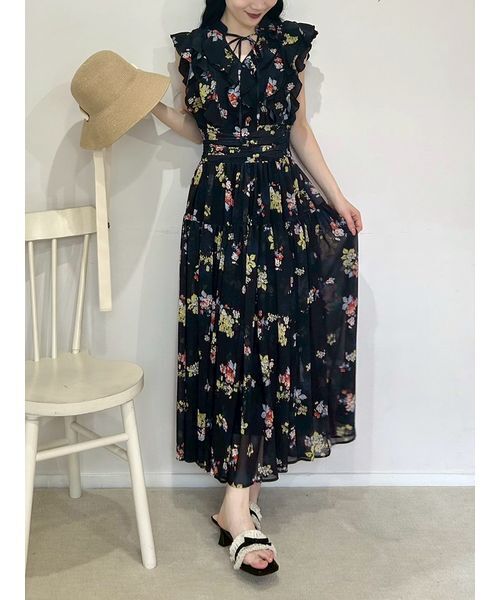 LILY BROWN(リリーブラウン)の「フラワープリントプリーツワンピース(ワンピース・レディース・イエロー/ブラック/ライトブルー・0/1)」の2枚目の写真