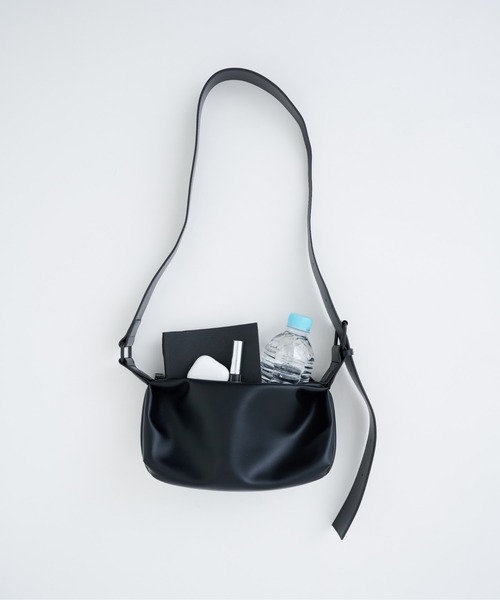 STUDIOUS（ステュディオス）の「【STUDIOUS】HARF MOON SHOULDER BAG - Small/ハーフムーンショルダーバッグ - スモール 長さ調節可能（ショルダーバッグ・メンズ・ブラック・FREE）」の5枚目の写真