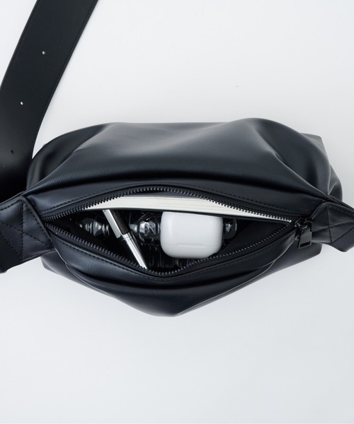 STUDIOUS（ステュディオス）の「【STUDIOUS】HARF MOON SHOULDER BAG - Small/ハーフムーンショルダーバッグ - スモール 長さ調節可能（ショルダーバッグ・メンズ・ブラック・FREE）」の19枚目の写真