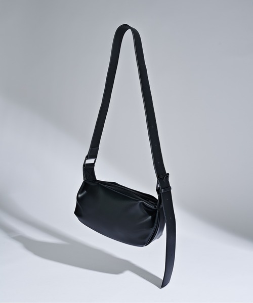 STUDIOUS（ステュディオス）の「【STUDIOUS】HARF MOON SHOULDER BAG - Small/ハーフムーンショルダーバッグ - スモール 長さ調節可能（ショルダーバッグ・メンズ・ブラック・FREE）」の20枚目の写真