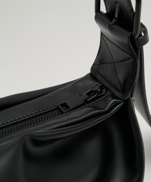 STUDIOUS（ステュディオス）の「【STUDIOUS】HARF MOON SHOULDER BAG - Small/ハーフムーンショルダーバッグ - スモール 長さ調節可能（ショルダーバッグ・メンズ・ブラック・FREE）」の13枚目の写真