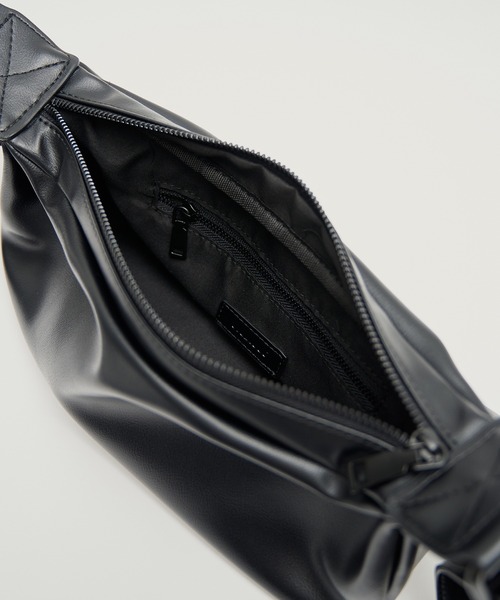 STUDIOUS（ステュディオス）の「【STUDIOUS】HARF MOON SHOULDER BAG - Small/ハーフムーンショルダーバッグ - スモール 長さ調節可能（ショルダーバッグ・メンズ・ブラック・FREE）」の14枚目の写真
