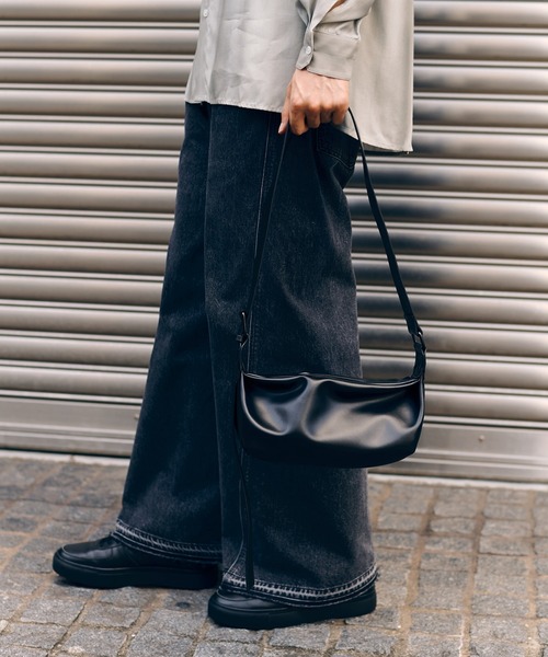 STUDIOUS（ステュディオス）の「【STUDIOUS】HARF MOON SHOULDER BAG - Small/ハーフムーンショルダーバッグ - スモール 長さ調節可能（ショルダーバッグ・メンズ・ブラック・FREE）」の17枚目の写真