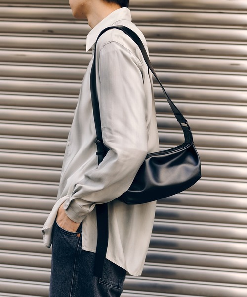 STUDIOUS（ステュディオス）の「【STUDIOUS】HARF MOON SHOULDER BAG - Small/ハーフムーンショルダーバッグ - スモール 長さ調節可能（ショルダーバッグ・メンズ・ブラック・FREE）」の7枚目の写真
