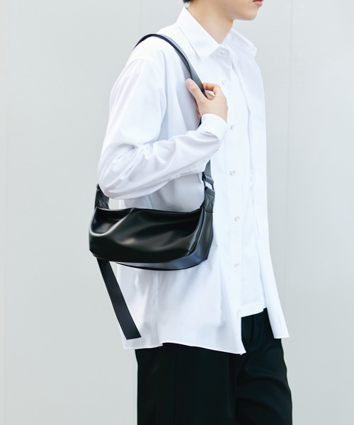 STUDIOUS（ステュディオス）の「【STUDIOUS】HARF MOON SHOULDER BAG - Small/ハーフムーンショルダーバッグ - スモール 長さ調節可能（ショルダーバッグ・メンズ・ブラック・FREE）」の8枚目の写真