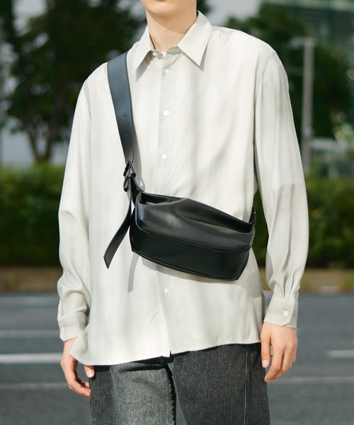 STUDIOUS（ステュディオス）の「【STUDIOUS】HARF MOON SHOULDER BAG - Small/ハーフムーンショルダーバッグ - スモール 長さ調節可能（ショルダーバッグ・メンズ・ブラック・FREE）」の9枚目の写真