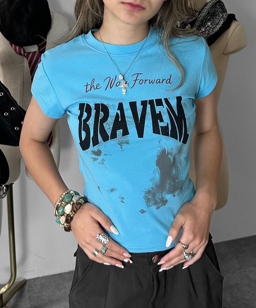 MATU:TA(マトゥータ)の「【華奢見えトップス】BRAVEMグラフィッククロップドTシャツ / ロゴTシャツ ミニTシャツ カラーTシャツ 半袖 カットソー クロップド丈 レタリング プリント スタイルアップ 華奢見え 着痩せ 海外ガール ストリート 3カラー ブラック ホワイト ブルー(Tシャツ/カットソー・レディース・ブルー/ホワイト/ブラック・FREE)」の1枚目の写真