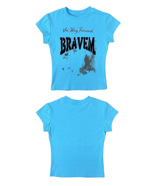 MATU:TA(マトゥータ)の「【華奢見えトップス】BRAVEMグラフィッククロップドTシャツ / ロゴTシャツ ミニTシャツ カラーTシャツ 半袖 カットソー クロップド丈 レタリング プリント スタイルアップ 華奢見え 着痩せ 海外ガール ストリート 3カラー ブラック ホワイト ブルー(Tシャツ/カットソー・レディース・ブルー/ホワイト/ブラック・FREE)」の4枚目の写真