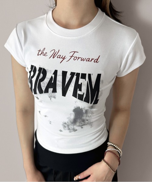 MATU:TA(マトゥータ)の「【華奢見えトップス】BRAVEMグラフィッククロップドTシャツ / ロゴTシャツ ミニTシャツ カラーTシャツ 半袖 カットソー クロップド丈 レタリング プリント スタイルアップ 華奢見え 着痩せ 海外ガール ストリート 3カラー ブラック ホワイト ブルー(Tシャツ/カットソー・レディース・ブルー/ホワイト/ブラック・FREE)」の17枚目の写真
