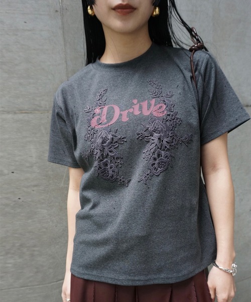 Ameri(アメリ)の「26AW LACE DOCKING CONCEPT TEE(Tシャツ/カットソー・レディース・スミクロ/ブラウン/ホワイト/グリーン・FREE)」の3枚目の写真