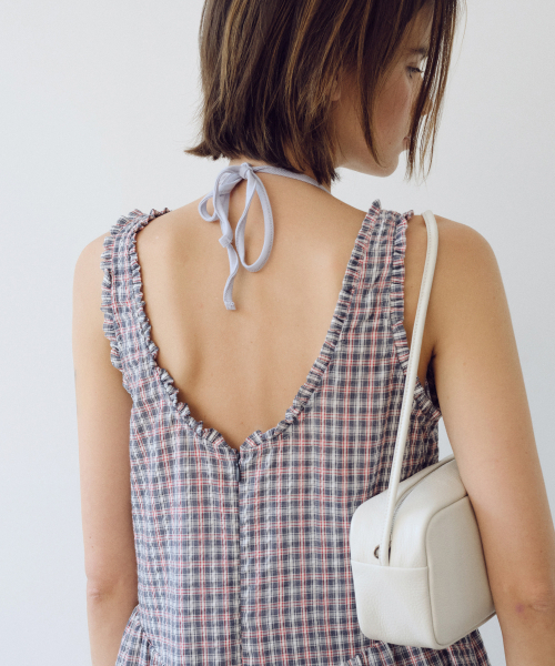 URAGO（ユラーゴ）の「Check V shirring dress（ワンピース・レディース・ネイビー/レッド・FREE）」の4枚目の写真