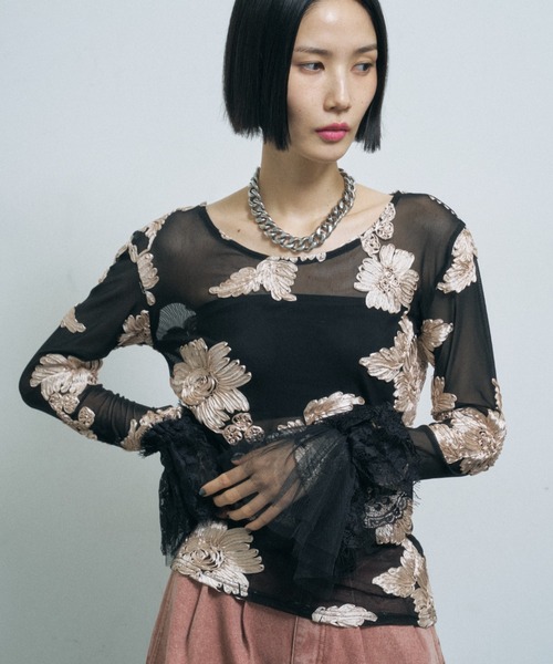 yae（ヤエ）の「Flower embroidery sheer top / フラワーエンブロイダリートップ（Tシャツ/カットソー・レディース・ベージュ/レッド・FREE）」の2枚目の写真