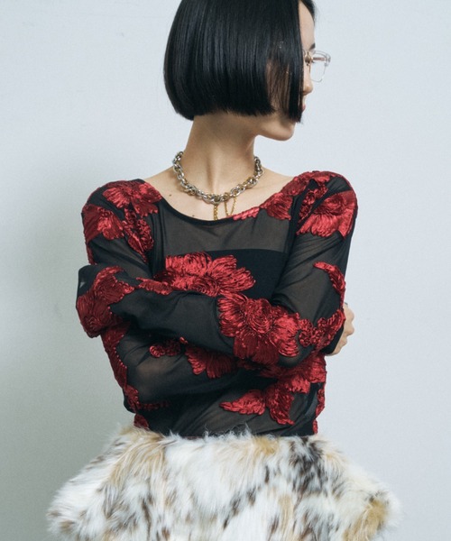 yae（ヤエ）の「Flower embroidery sheer top / フラワーエンブロイダリートップ（Tシャツ/カットソー・レディース・ベージュ/レッド・FREE）」の6枚目の写真
