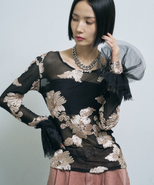 yae（ヤエ）の「Flower embroidery sheer top / フラワーエンブロイダリートップ（Tシャツ/カットソー・レディース・ベージュ/レッド・FREE）」の3枚目の写真