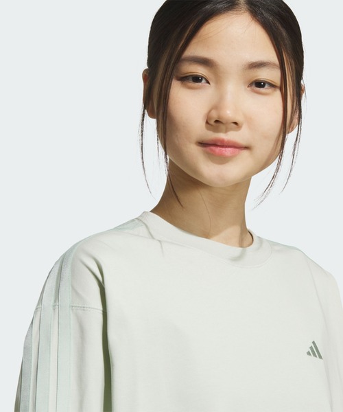 adidas(アディダス)の「エッセンシャルズ プラス スリー ストライプス ルーズ フィット 長袖 Tシャツ / ロンT / アディダス adidas(Tシャツ/カットソー・レディース・グリーン・XX-LARGE/LARGE/MEDIUM/SMALL/X-LARGE/X-SMALL)」の4枚目の写真