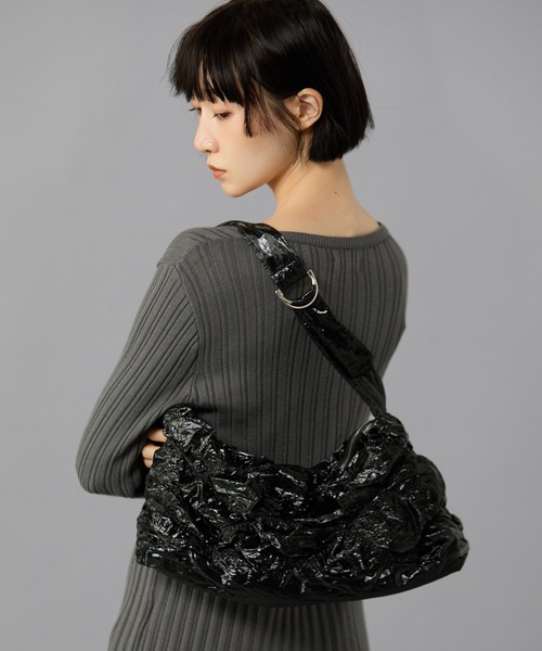 Casselini（キャセリーニ）の「Casselini(キャセリーニ)シャーリングショルダーバッグ（ショルダーバッグ・レディース・ブラック/シルバー・FREE）」の2枚目の写真