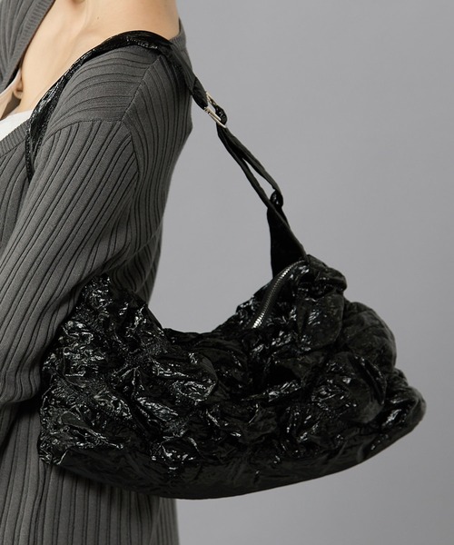 Casselini（キャセリーニ）の「Casselini(キャセリーニ)シャーリングショルダーバッグ（ショルダーバッグ・レディース・ブラック/シルバー・FREE）」の3枚目の写真