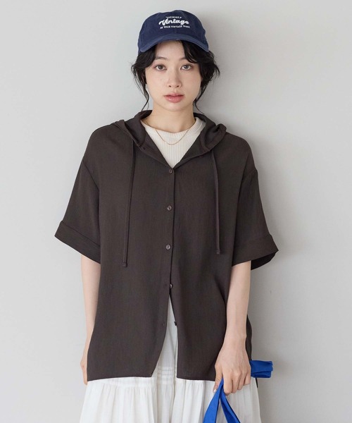 HEART MARKET（ハートマーケット）の「【接触冷感×吸水速乾】さらさらスラブフードシャツ半袖（シャツ/ブラウス・レディース・ダークブラウン/チャコール/ブラック/ナチュラル・FREE）」の4枚目の写真