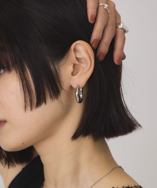 AMERICAN HOLIC(アメリカンホリック)の「【ステンレス】ニュアンスフープピアス(ピアス(両耳用)・レディース・ゴールド/シルバー・FREE)」の4枚目の写真