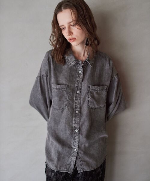 YECCA VECCA（イェッカヴェッカ）の「バイオ加工ヴィンテージデニムシャツ（シャツ/ブラウス・レディース・グレー/インディゴブルー・FREE）」の14枚目の写真