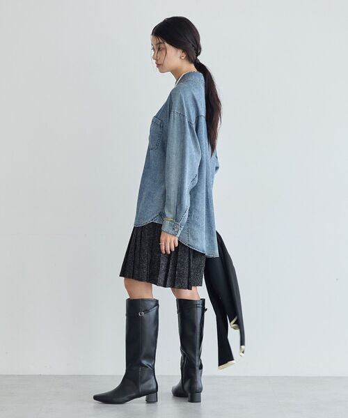 YECCA VECCA（イェッカヴェッカ）の「バイオ加工ヴィンテージデニムシャツ（シャツ/ブラウス・レディース・グレー/インディゴブルー・FREE）」の9枚目の写真