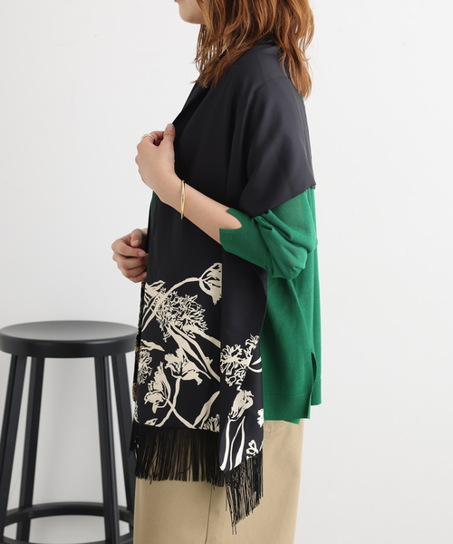 journal standard L'essage(ジャーナルスタンダードレサージュ)の「AENEIS/エネス Nostalgia FLowers Fringed Silk Scarf スカーフ(バンダナ/スカーフ・レディース・ブラック・FREE)」の2枚目の写真