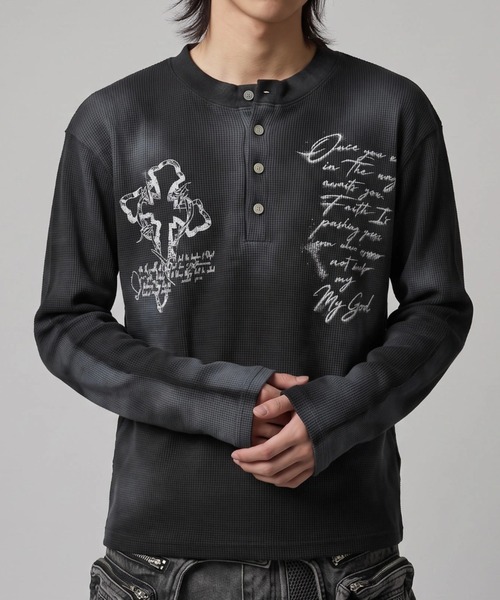 A'gem(エージェム)の「A'GEM/9 × .kom 『A'gem/エージェム』GRAFFITI HENLEY WAFFLE LONG SLEEVE TEE / グラフィティヘンリーワッフル長袖Tシャツ(Tシャツ/カットソー・メンズ・ブラック/アイボリー・FREE)」の2枚目の写真