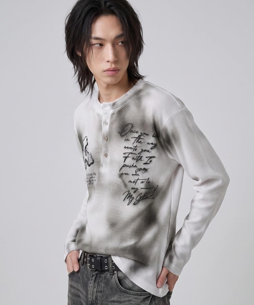 A'gem(エージェム)の「A'GEM/9 × .kom 『A'gem/エージェム』GRAFFITI HENLEY WAFFLE LONG SLEEVE TEE / グラフィティヘンリーワッフル長袖Tシャツ(Tシャツ/カットソー・メンズ・ブラック/アイボリー・FREE)」の3枚目の写真