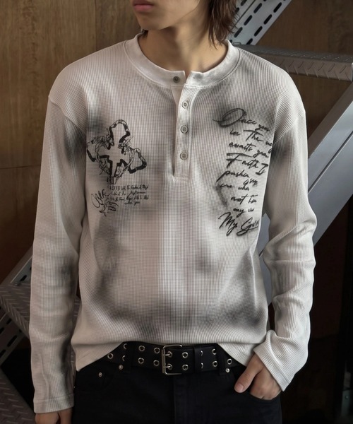 A'gem(エージェム)の「A'GEM/9 × .kom 『A'gem/エージェム』GRAFFITI HENLEY WAFFLE LONG SLEEVE TEE / グラフィティヘンリーワッフル長袖Tシャツ(Tシャツ/カットソー・メンズ・ブラック/アイボリー・FREE)」の4枚目の写真