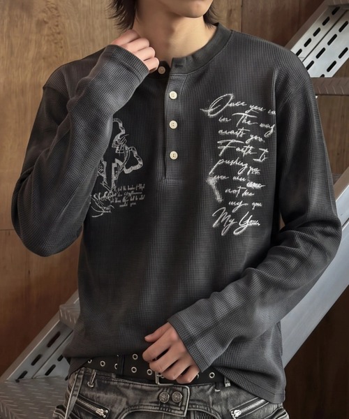 A'gem(エージェム)の「A'GEM/9 × .kom 『A'gem/エージェム』GRAFFITI HENLEY WAFFLE LONG SLEEVE TEE / グラフィティヘンリーワッフル長袖Tシャツ(Tシャツ/カットソー・メンズ・ブラック/アイボリー・FREE)」の6枚目の写真