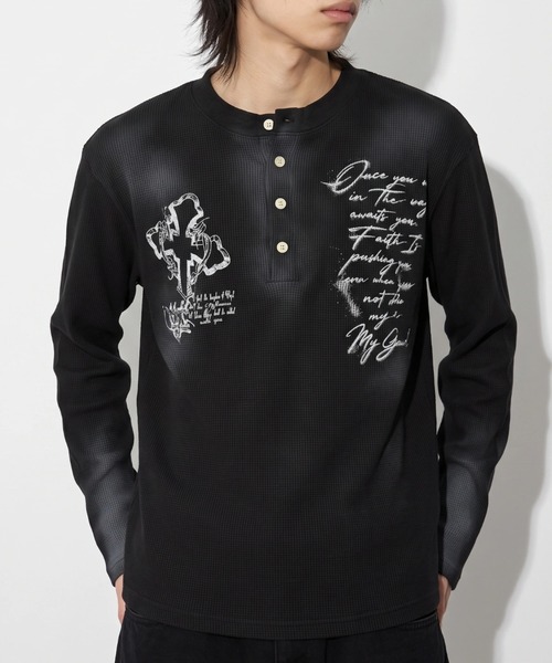 A'gem(エージェム)の「A'GEM/9 × .kom 『A'gem/エージェム』GRAFFITI HENLEY WAFFLE LONG SLEEVE TEE / グラフィティヘンリーワッフル長袖Tシャツ(Tシャツ/カットソー・メンズ・ブラック/アイボリー・FREE)」の5枚目の写真