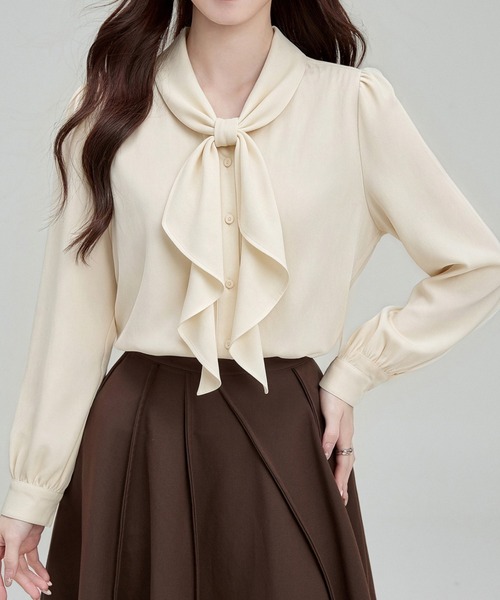 AMAJI(アマジ)の「ボウタイ長袖シャツ(シャツ/ブラウス・レディース・ベージュ・X-LARGE/LARGE/MEDIUM/SMALL)」の1枚目の写真