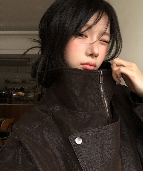 modimood（モディムード）の「MOMU フェイクレザーオーバーハイネックバックルジャケット（ライダースジャケット・レディース・ブラウン/ブラック/ベージュ・FREE）」の5枚目の写真