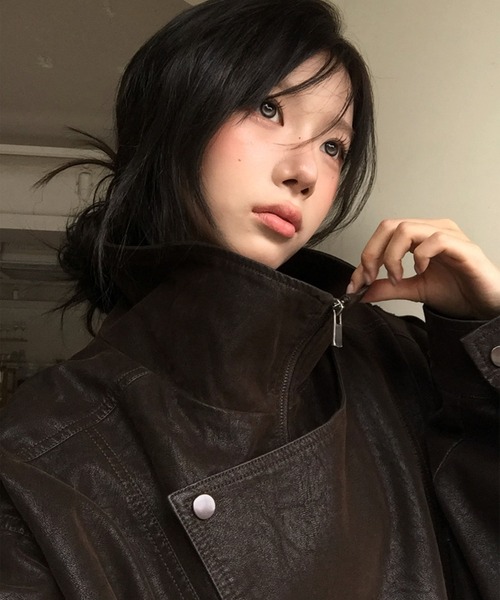 modimood（モディムード）の「MOMU フェイクレザーオーバーハイネックバックルジャケット（ライダースジャケット・レディース・ブラウン/ブラック/ベージュ・FREE）」の6枚目の写真