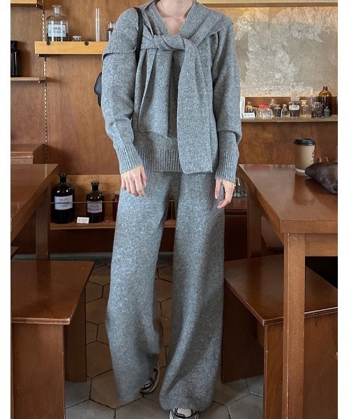 Aelina(エリナ)の「Vネックセーター&ニットパンツ&ニットストール3点セットアップ(セットアップ・レディース・ベージュ/チャコールグレー/グレー・FREE)」の2枚目の写真