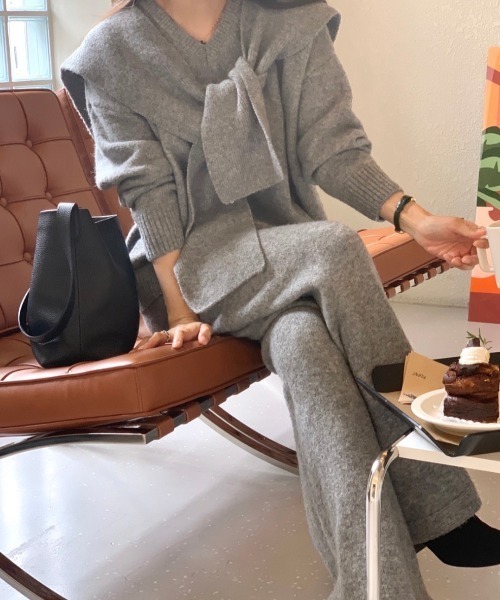 Aelina(エリナ)の「Vネックセーター&ニットパンツ&ニットストール3点セットアップ(セットアップ・レディース・ベージュ/チャコールグレー/グレー・FREE)」の7枚目の写真