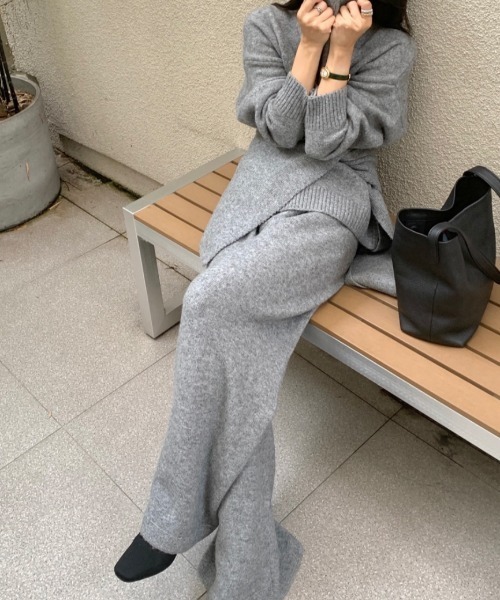 Aelina(エリナ)の「Vネックセーター&ニットパンツ&ニットストール3点セットアップ(セットアップ・レディース・ベージュ/チャコールグレー/グレー・FREE)」の10枚目の写真