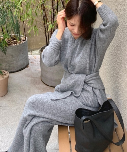 Aelina(エリナ)の「Vネックセーター&ニットパンツ&ニットストール3点セットアップ(セットアップ・レディース・ベージュ/チャコールグレー/グレー・FREE)」の11枚目の写真