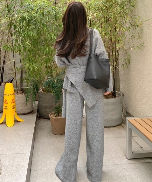 Aelina(エリナ)の「Vネックセーター&ニットパンツ&ニットストール3点セットアップ(セットアップ・レディース・ベージュ/チャコールグレー/グレー・FREE)」の4枚目の写真