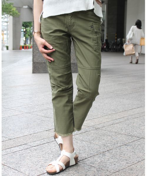 AVIREX(アヴィレックス)の「avirex/ アヴィレックス/ MINI FRINGE SIDE ZIP CROPPED PANTS/ ミニ フリンジ サイドジップ クロップドパンツ(その他パンツ・レディース・マスタード/オリーブ・SMALL/MEDIUM)」の1枚目の写真